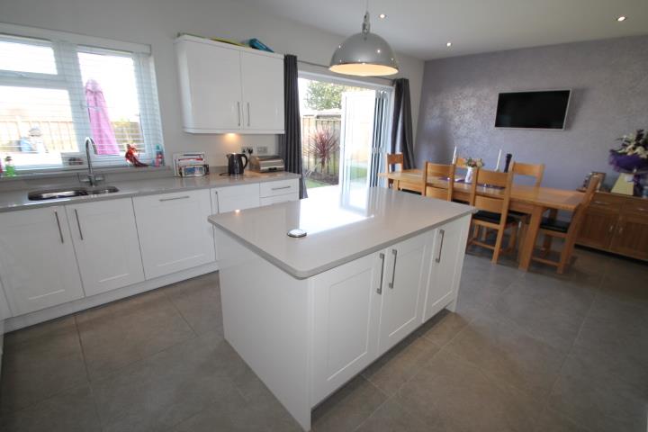 2 bed property in Hythe Road, Ashford